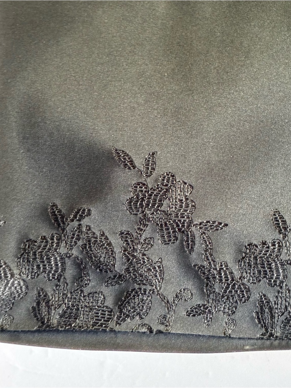 Chic Black Evening Bag with Floral Embroidery - Picture 8 of 13